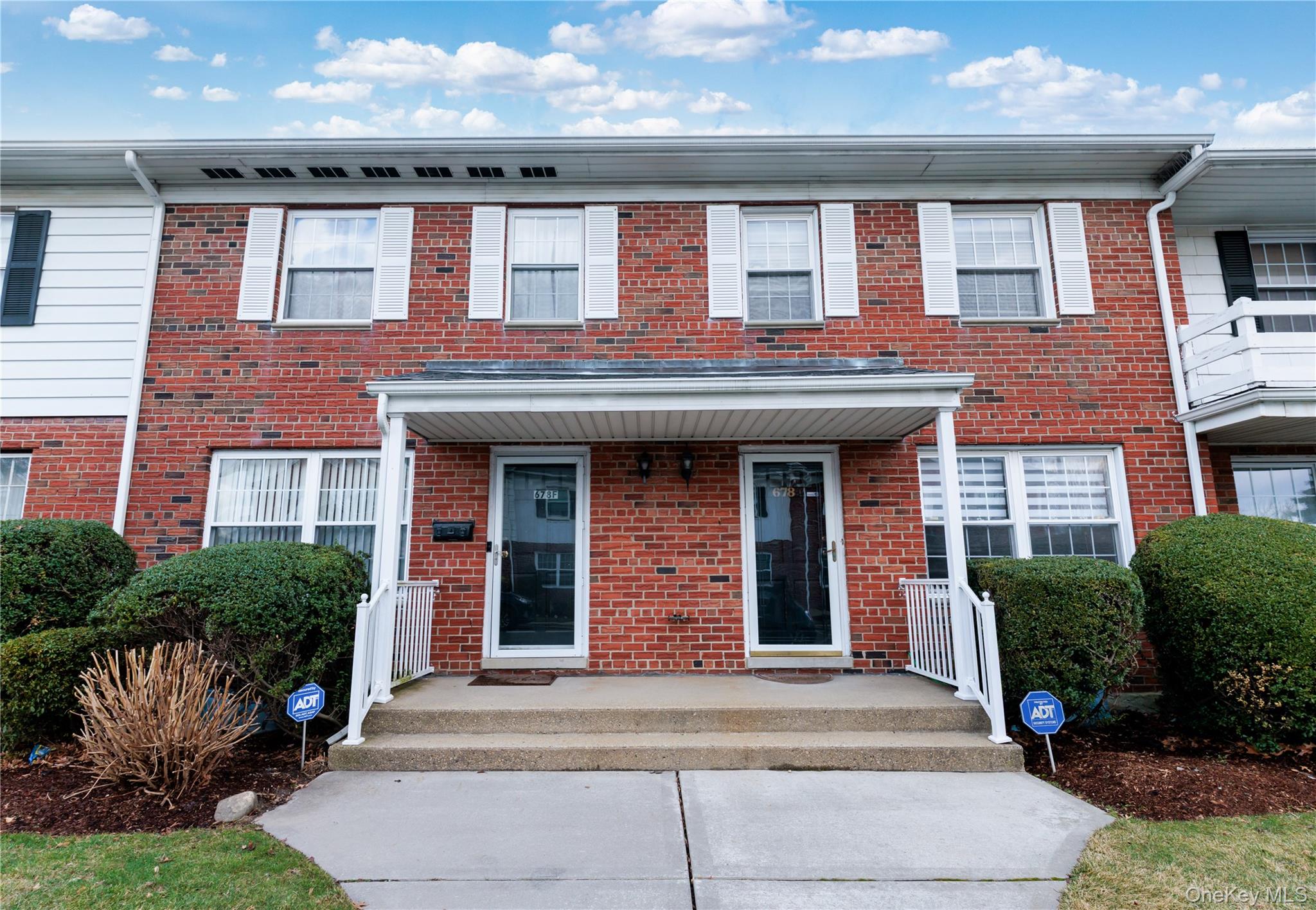 678 Front Street E Property Photo 1