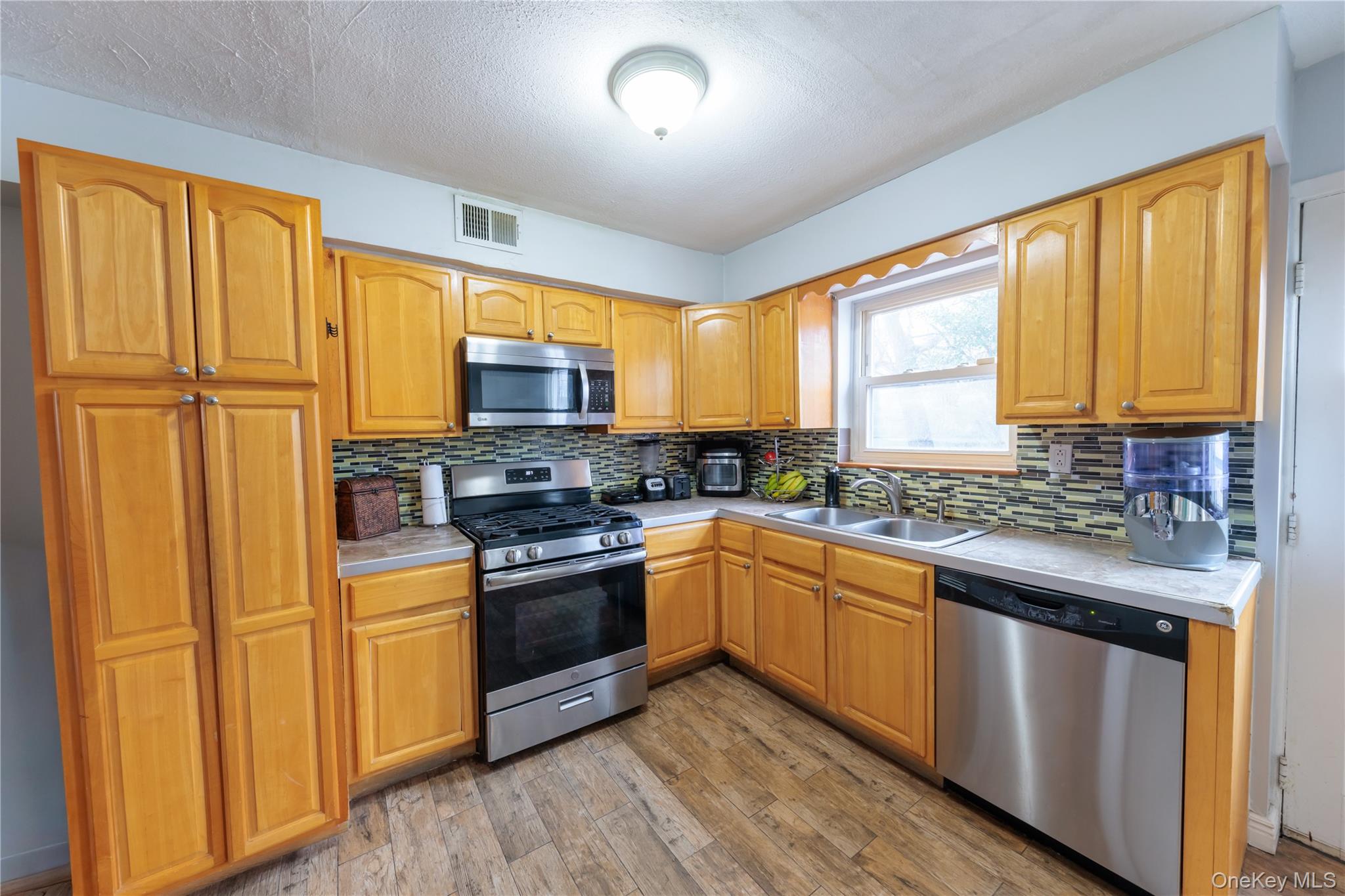 678 Front Street E Property Photo 5