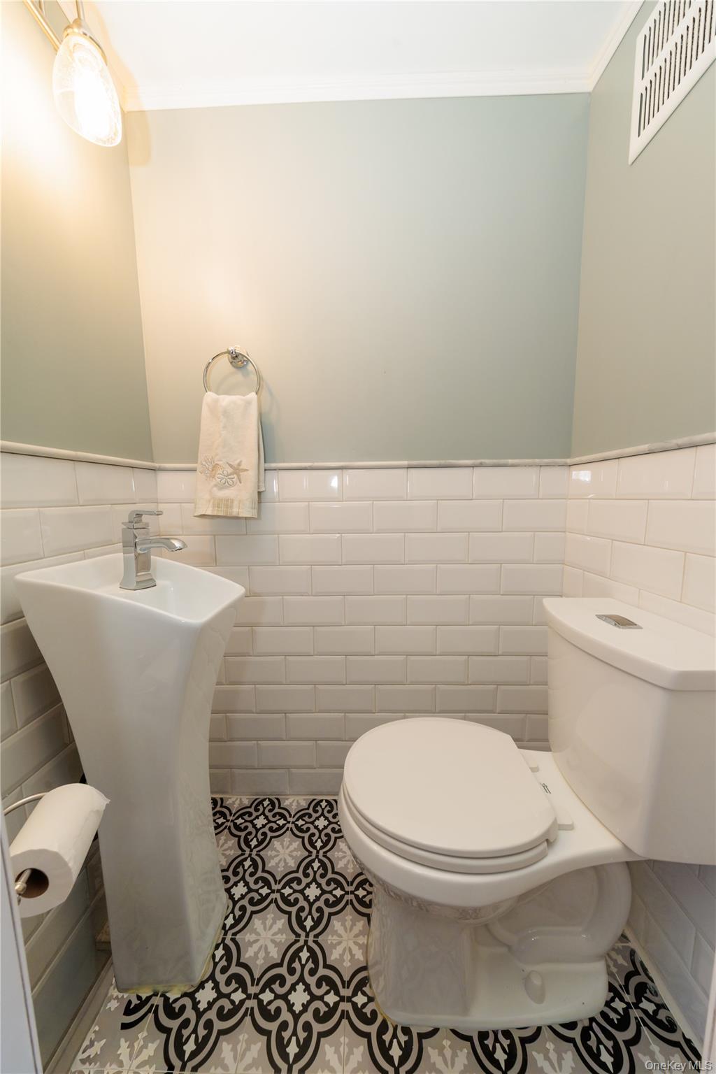 678 Front Street E Property Photo 7