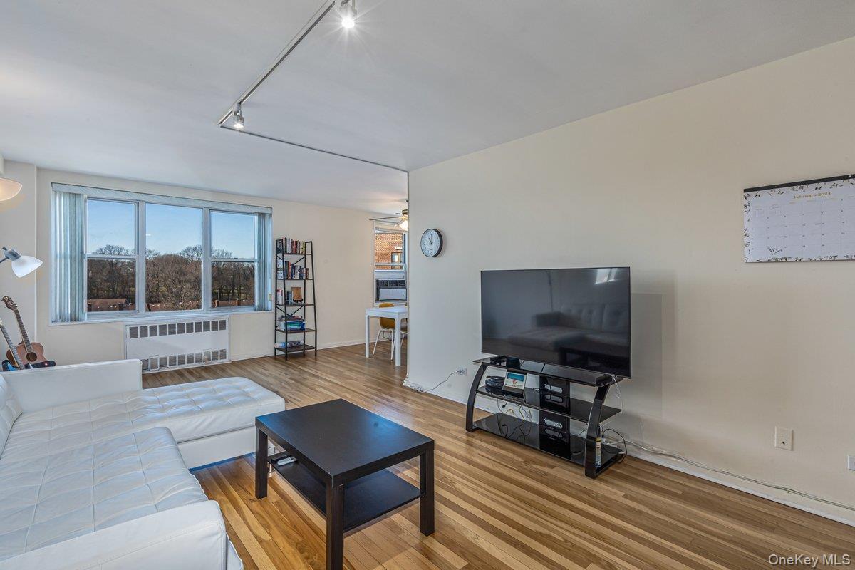 18-50 211 Street 6b Property Photo 4