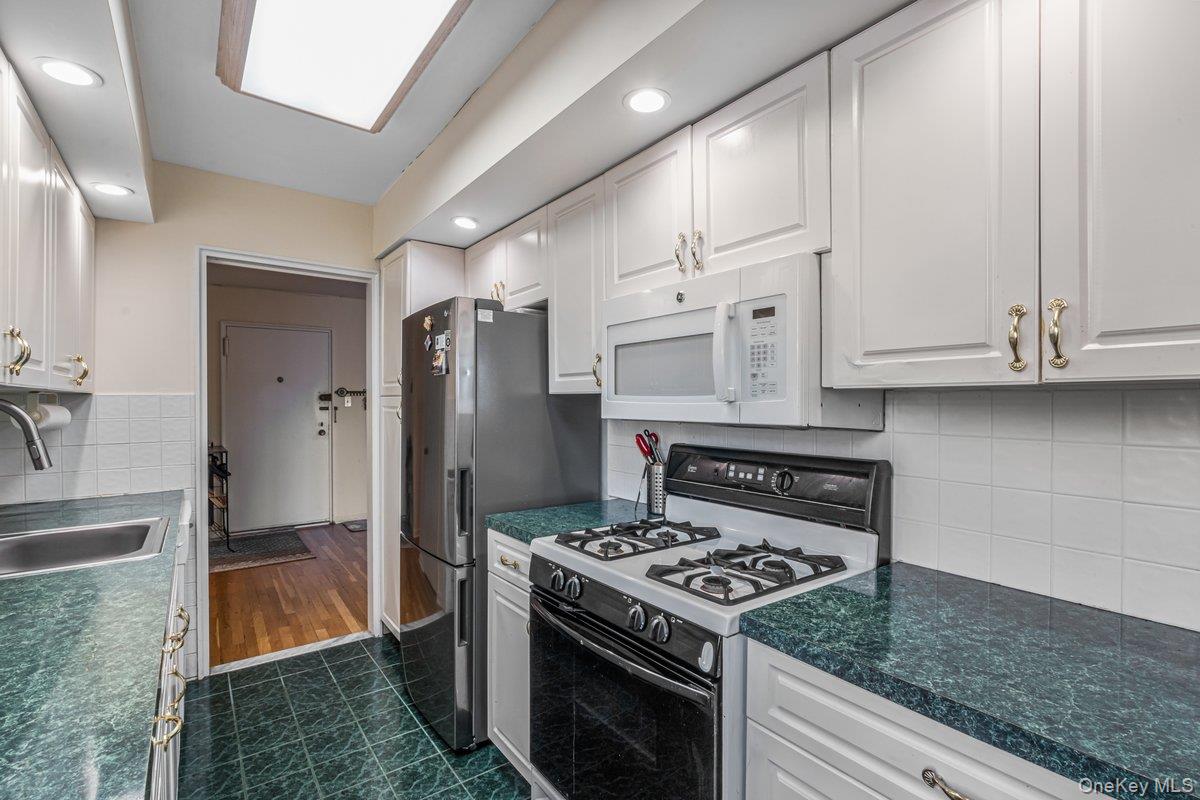 18-50 211 Street 6b Property Photo 8