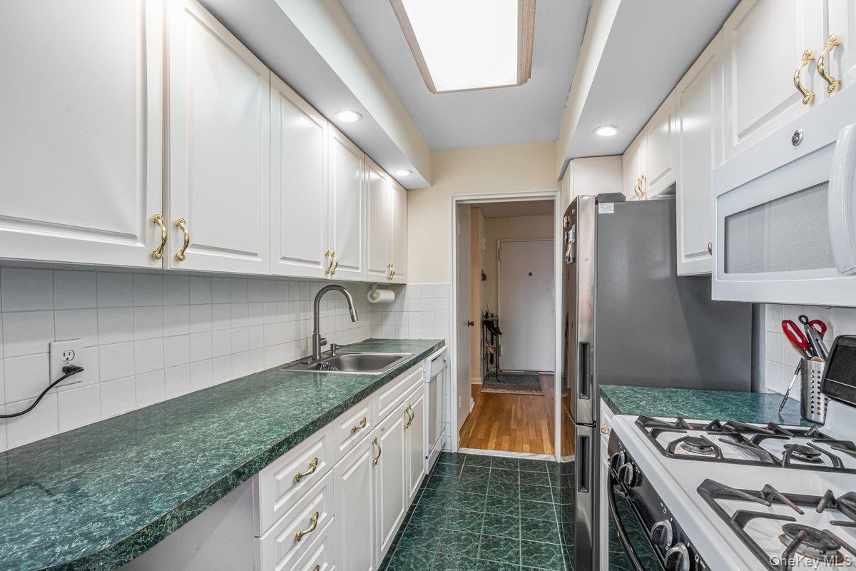 18-50 211 Street 6b Property Photo 9