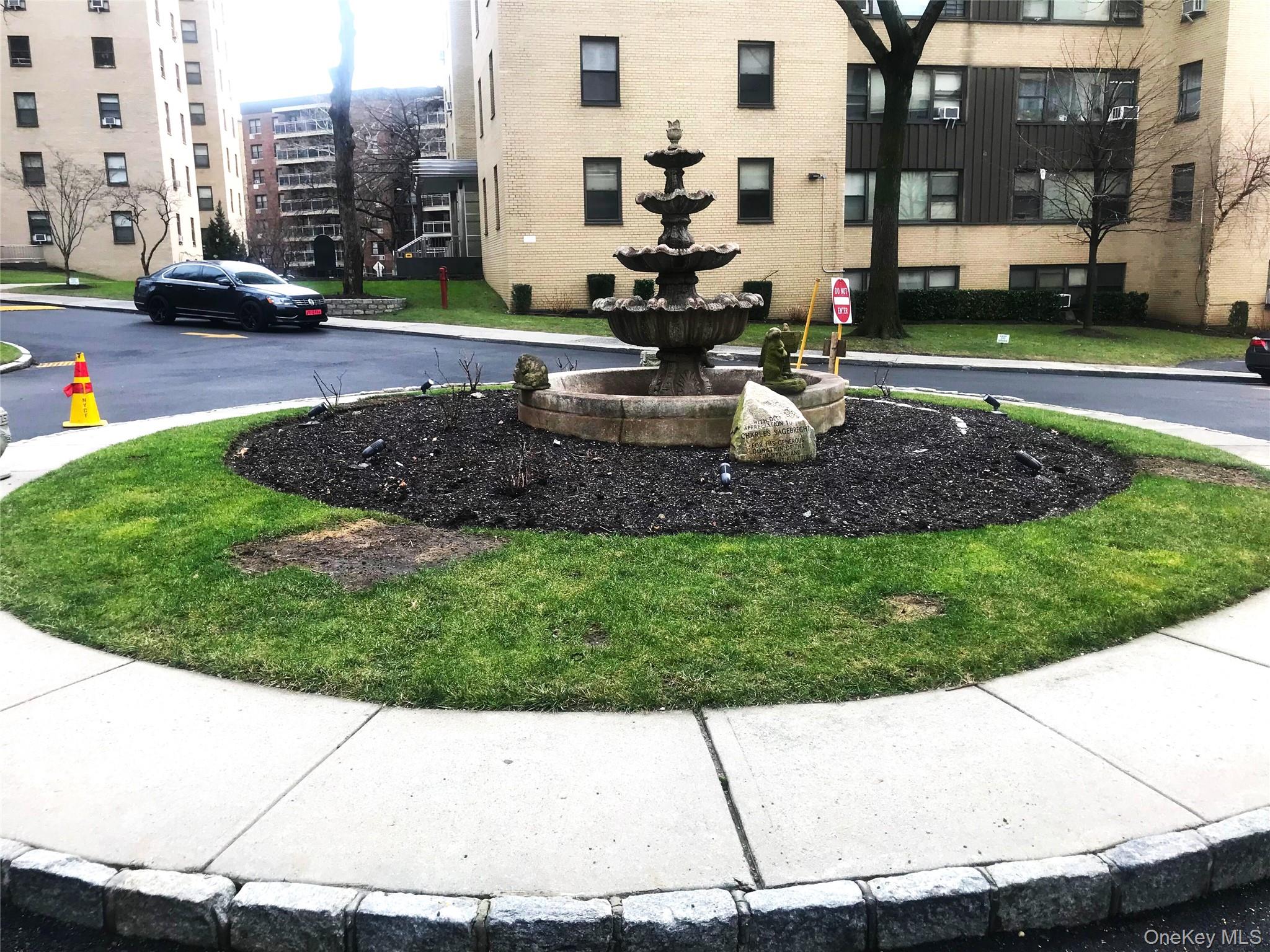 8 Fordham Hill Oval #6b Property Photo 2