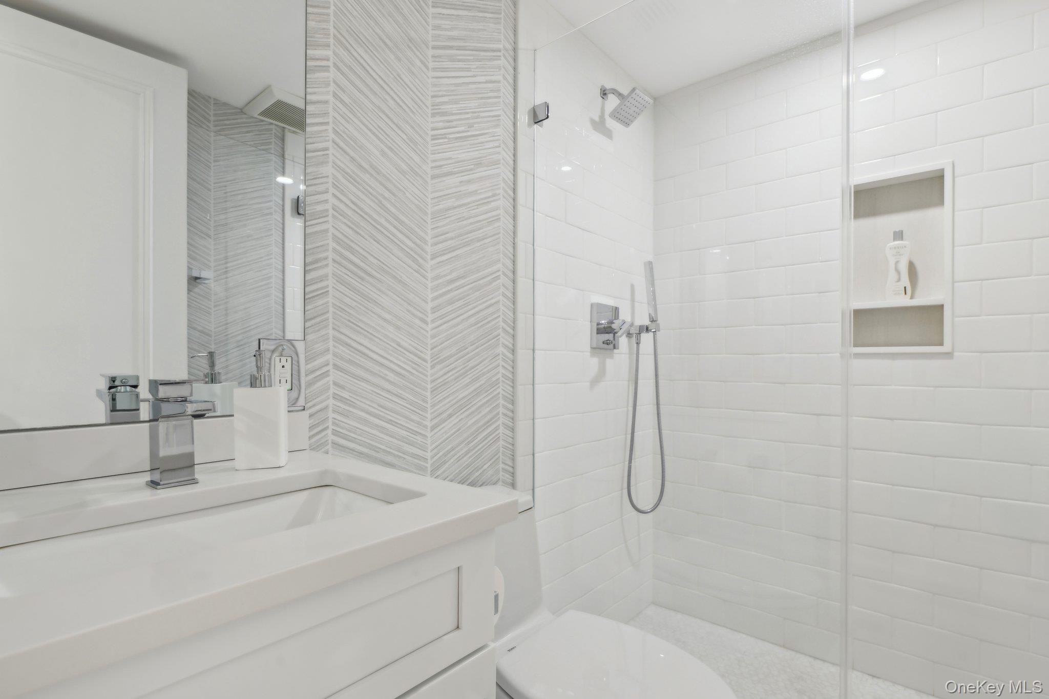 100 Hilton Avenue 901 Property Photo 19