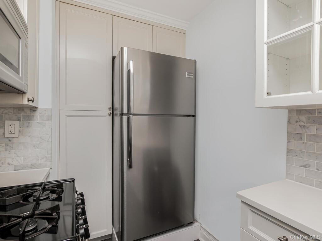 1332 Midland Avenue 3f Property Photo 11