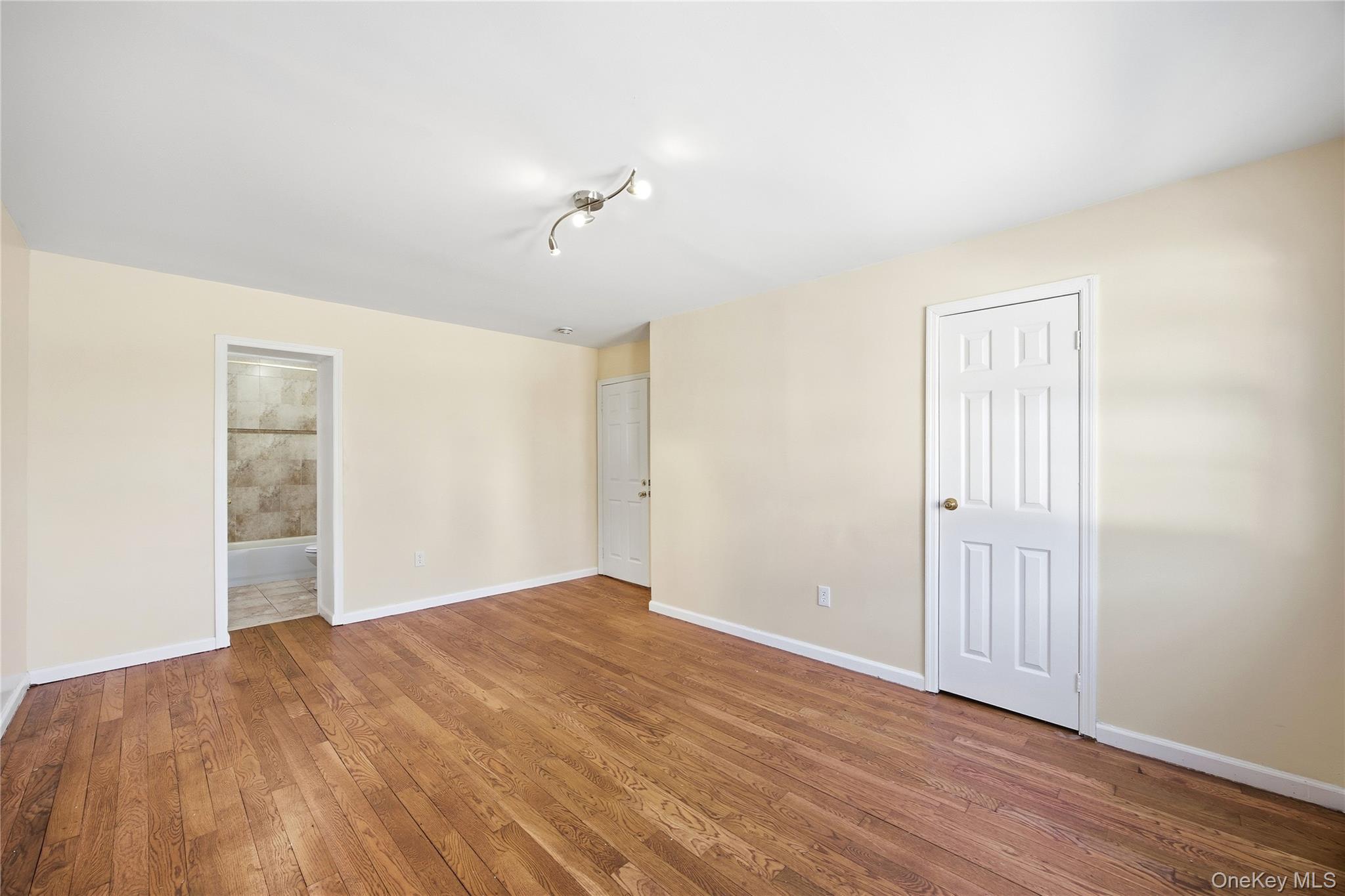 13410 Farmers Boulevard Property Photo 6