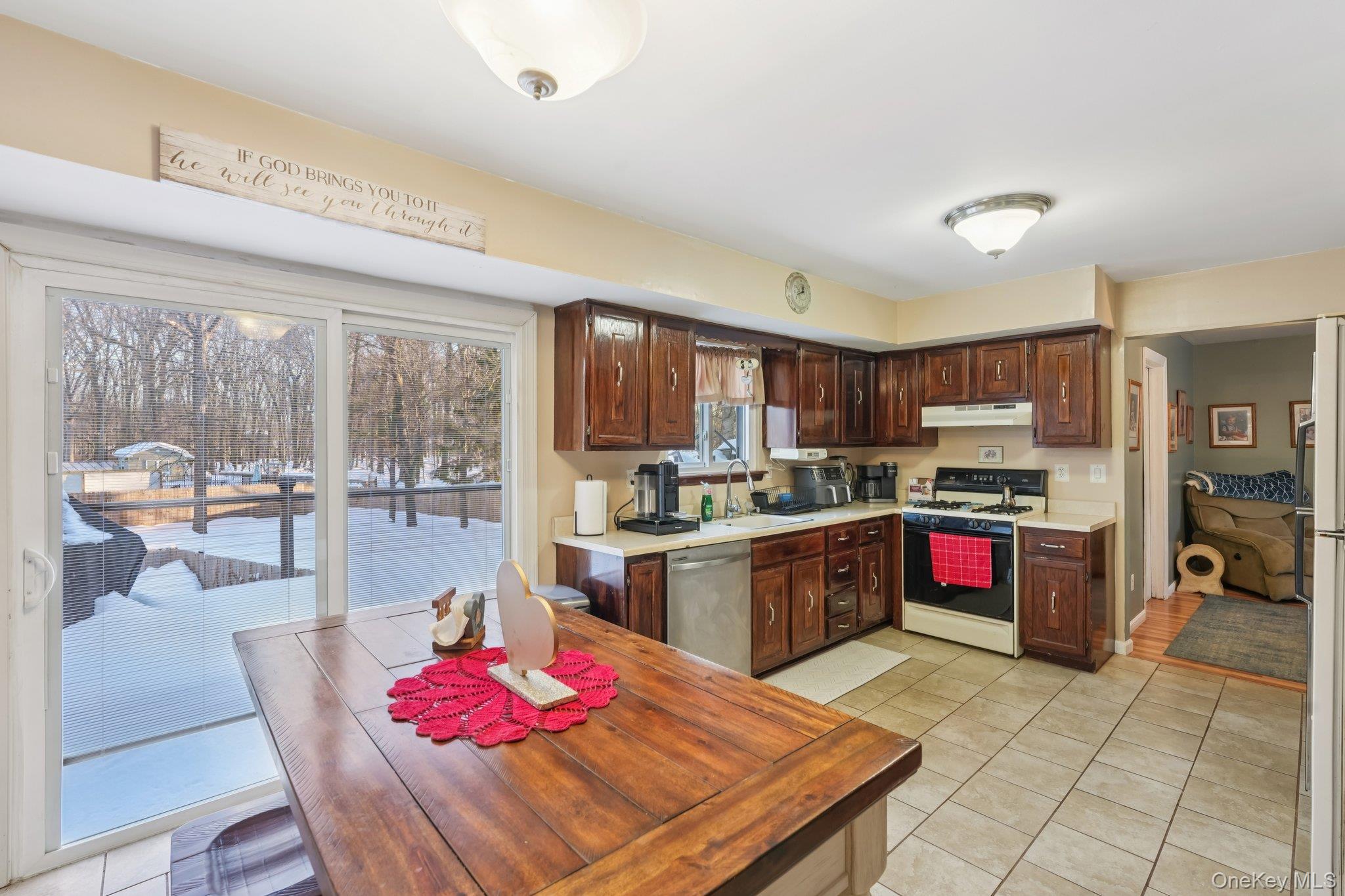 150 Lake Region Boulevard Property Photo 2