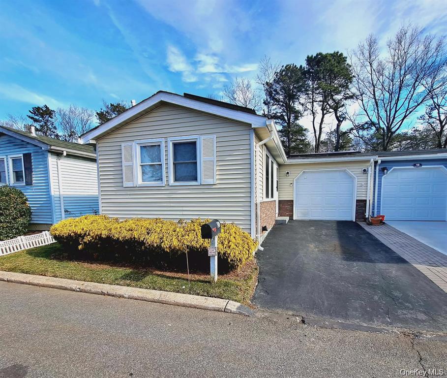 21 Village Circle Property Photo 1