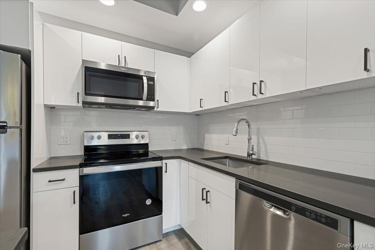 47 Beekman Avenue 32 Property Photo 3