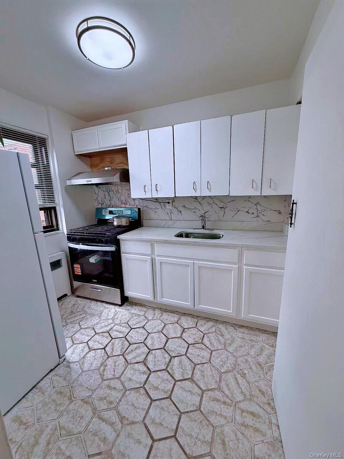 81-06 155 Avenue 2 Property Photo 9