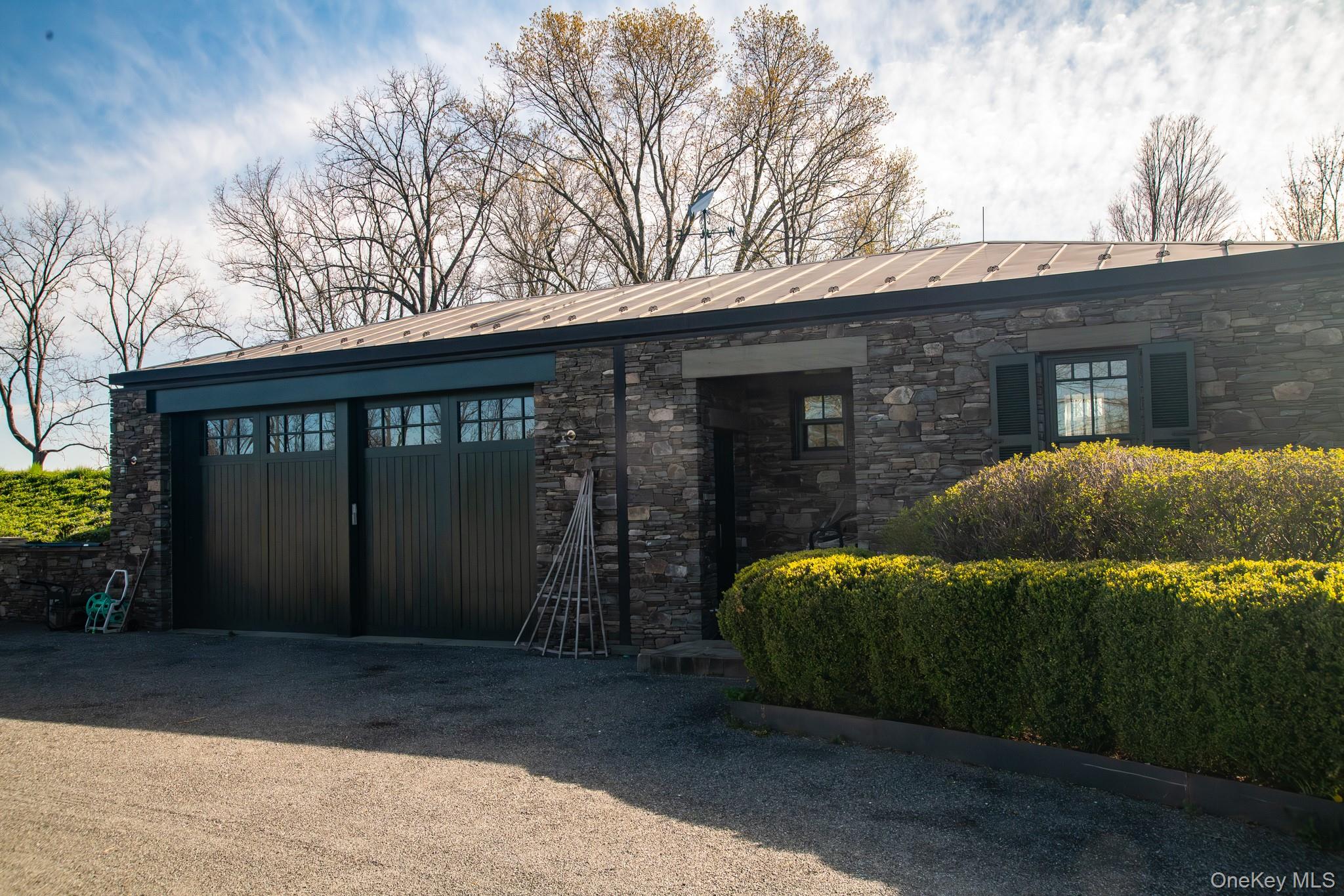 1135 Duell Road Property Photo 6