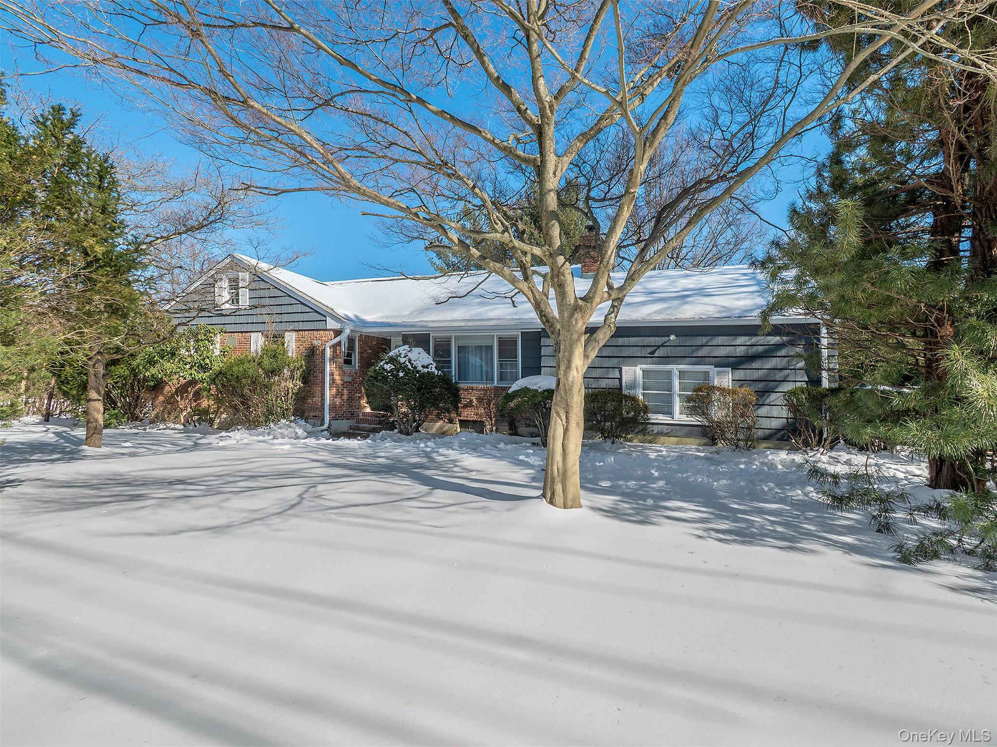 856 Glen Cove Avenue Property Photo 1