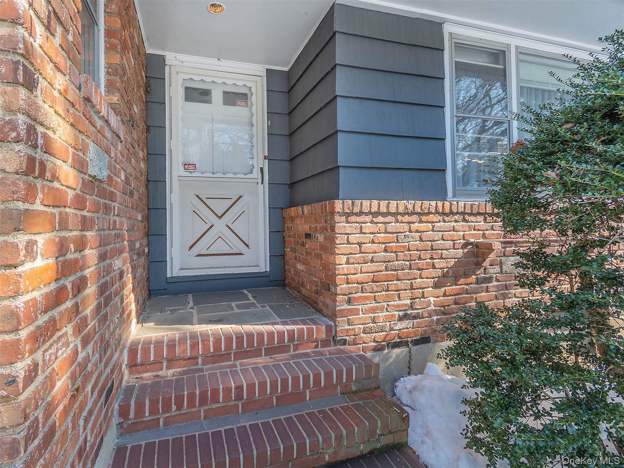 856 Glen Cove Avenue Property Photo 2