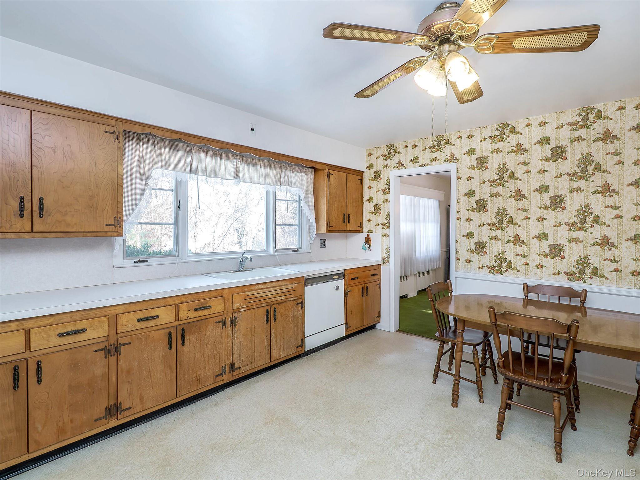 856 Glen Cove Avenue Property Photo 12
