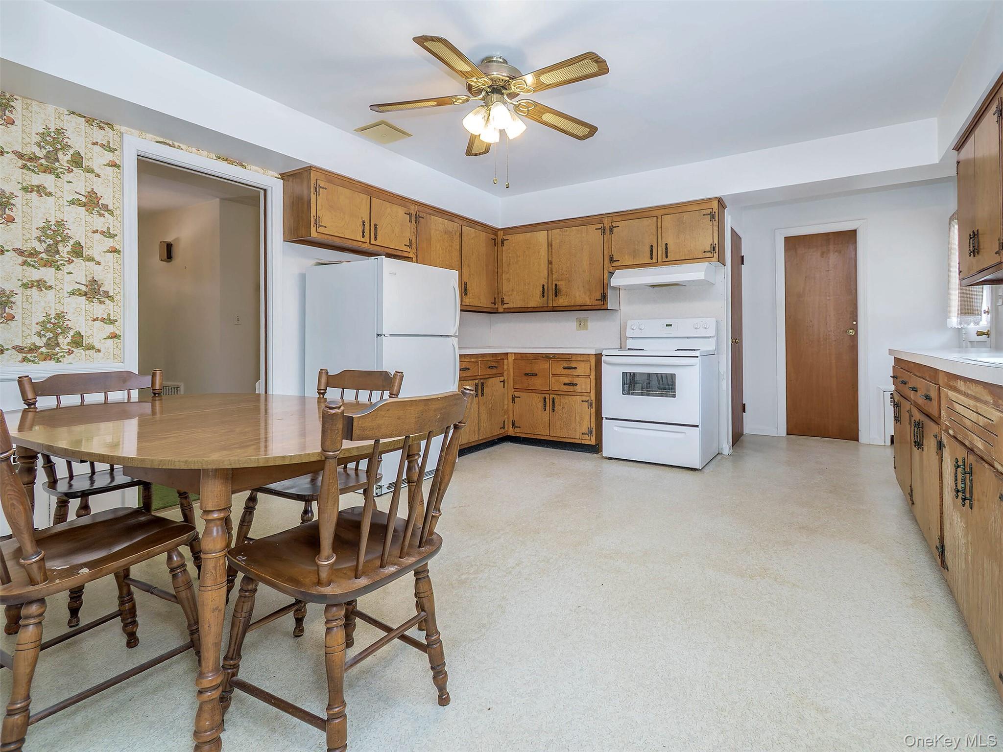 856 Glen Cove Avenue Property Photo 13