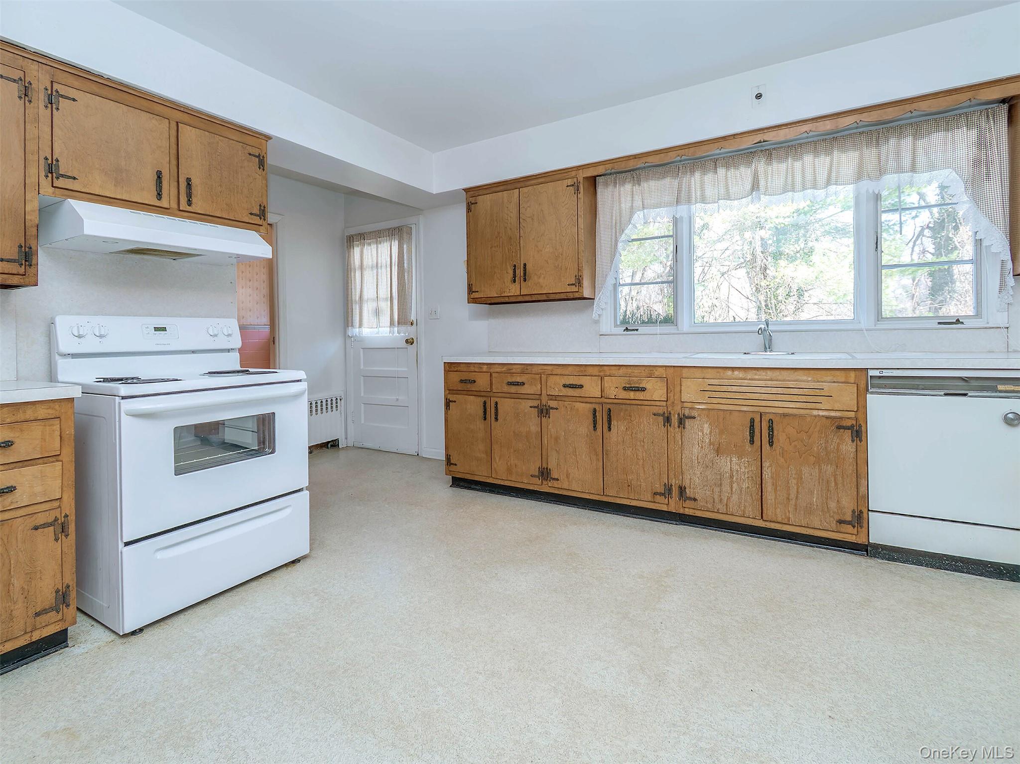 856 Glen Cove Avenue Property Photo 14