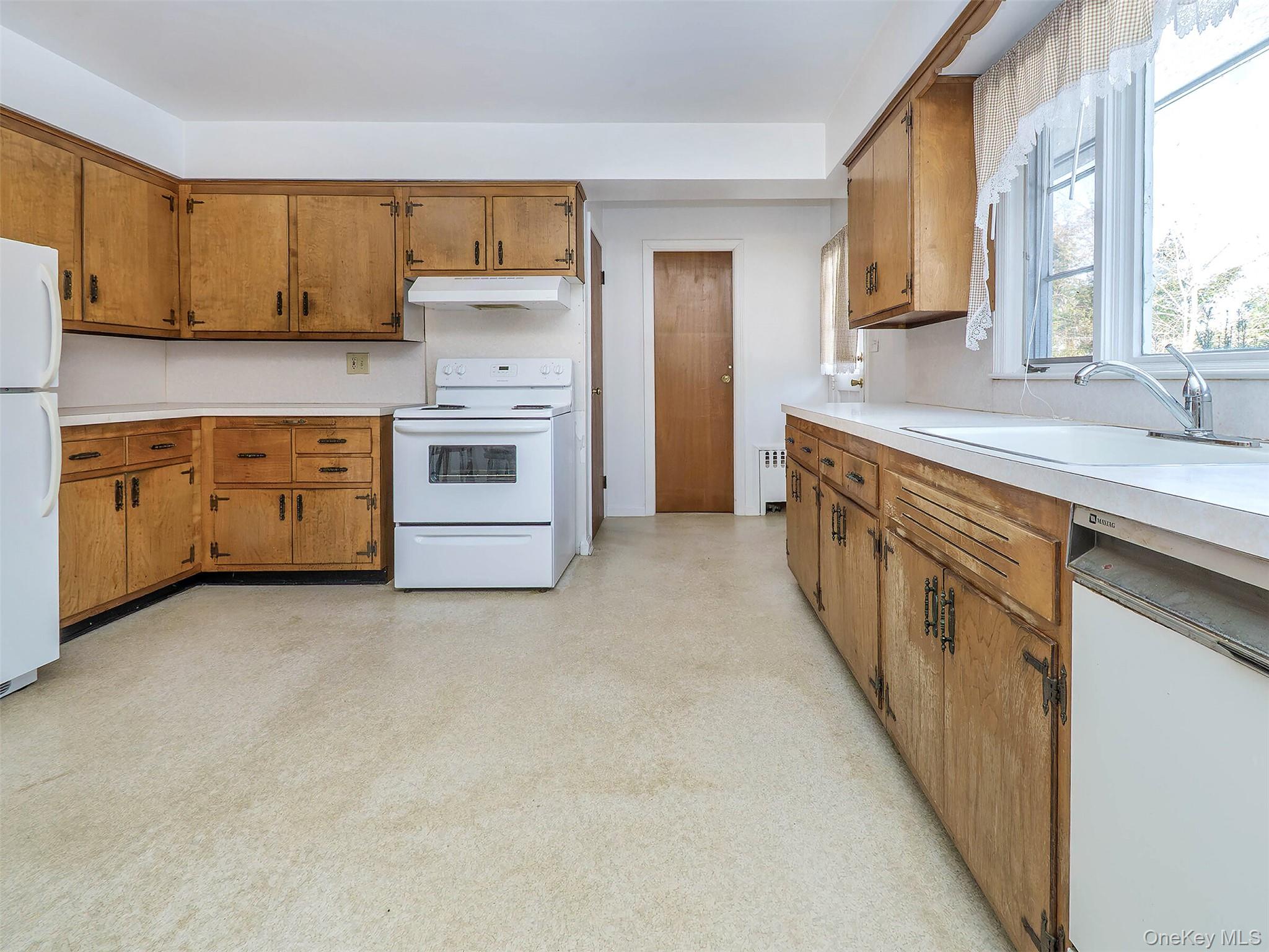 856 Glen Cove Avenue Property Photo 15
