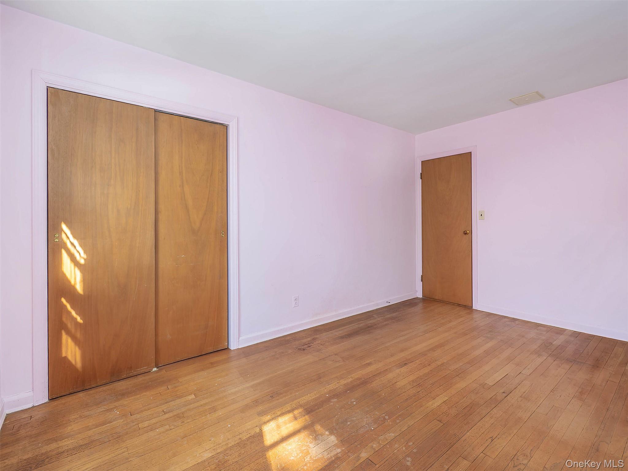856 Glen Cove Avenue Property Photo 17