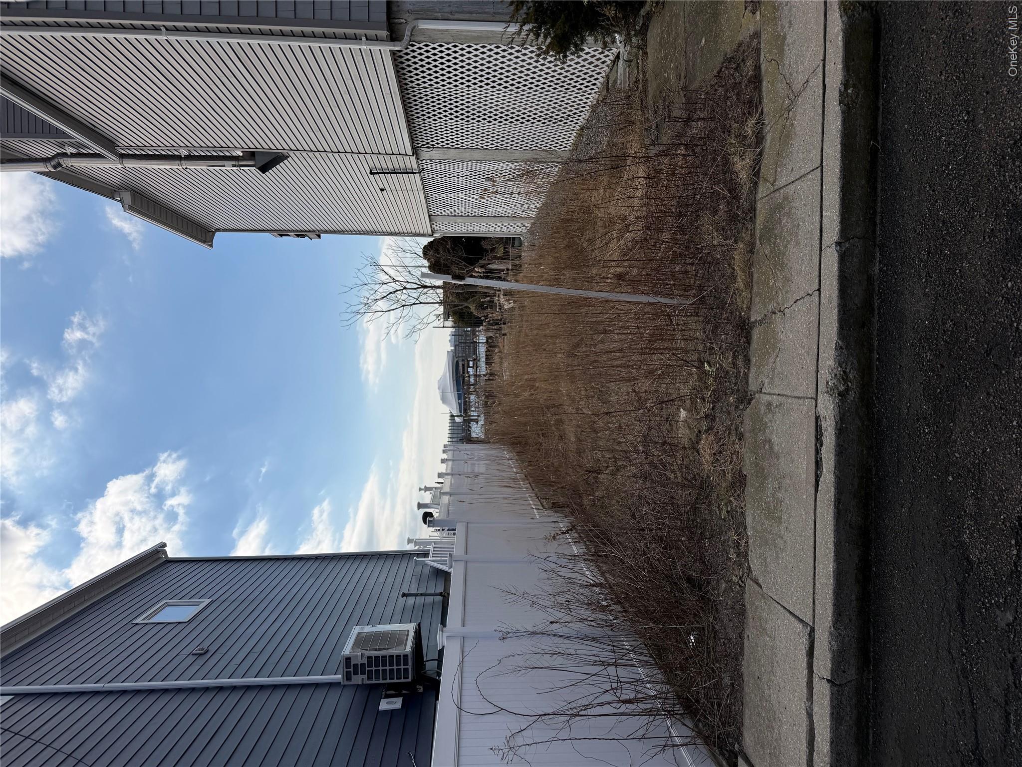 308 E 8th Road Property Photo 2