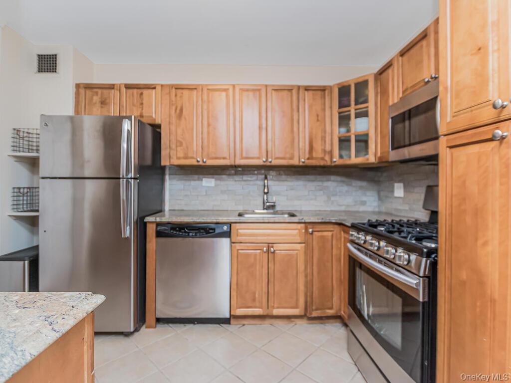 3935 Blackstone Avenue 8A Property Photo 1