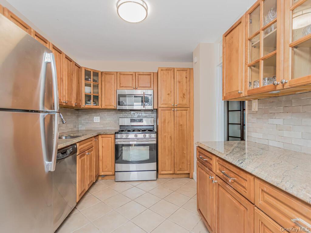 3935 Blackstone Avenue 8a Property Photo 2