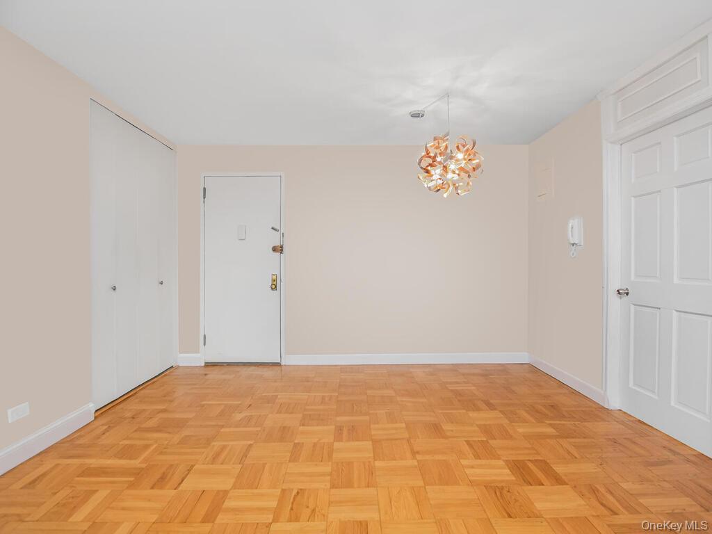 3935 Blackstone Avenue 8a Property Photo 6