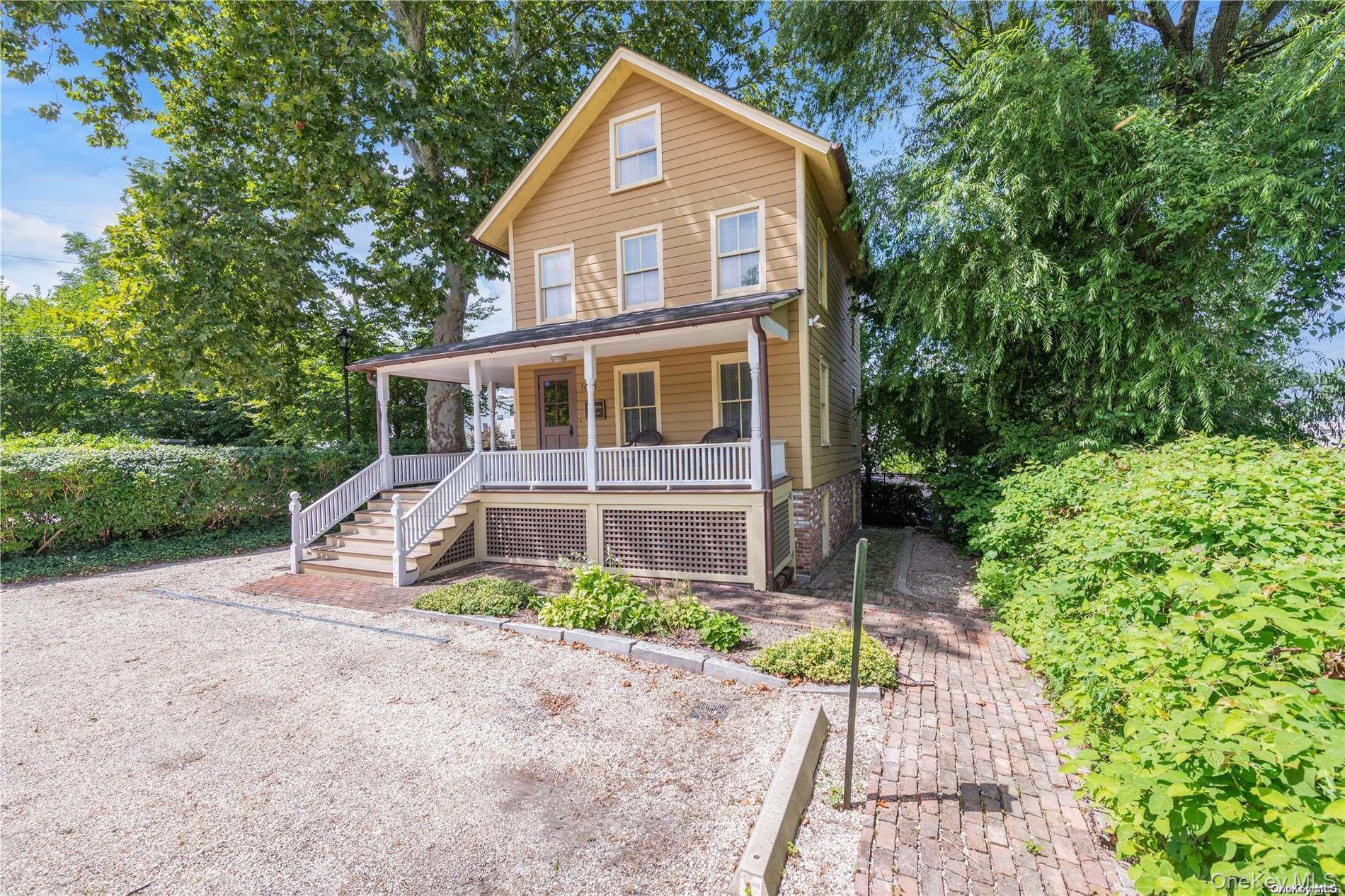 1433 Old Northern Boulevard Property Photo 1