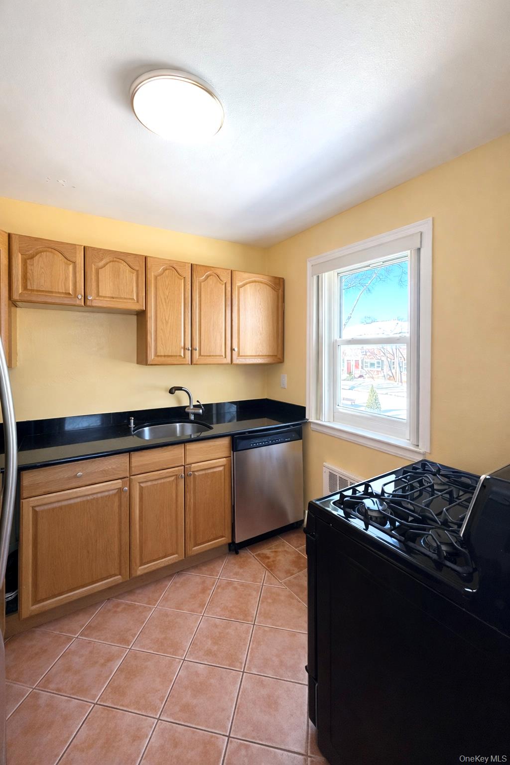 6758 152 Street B Property Photo 6