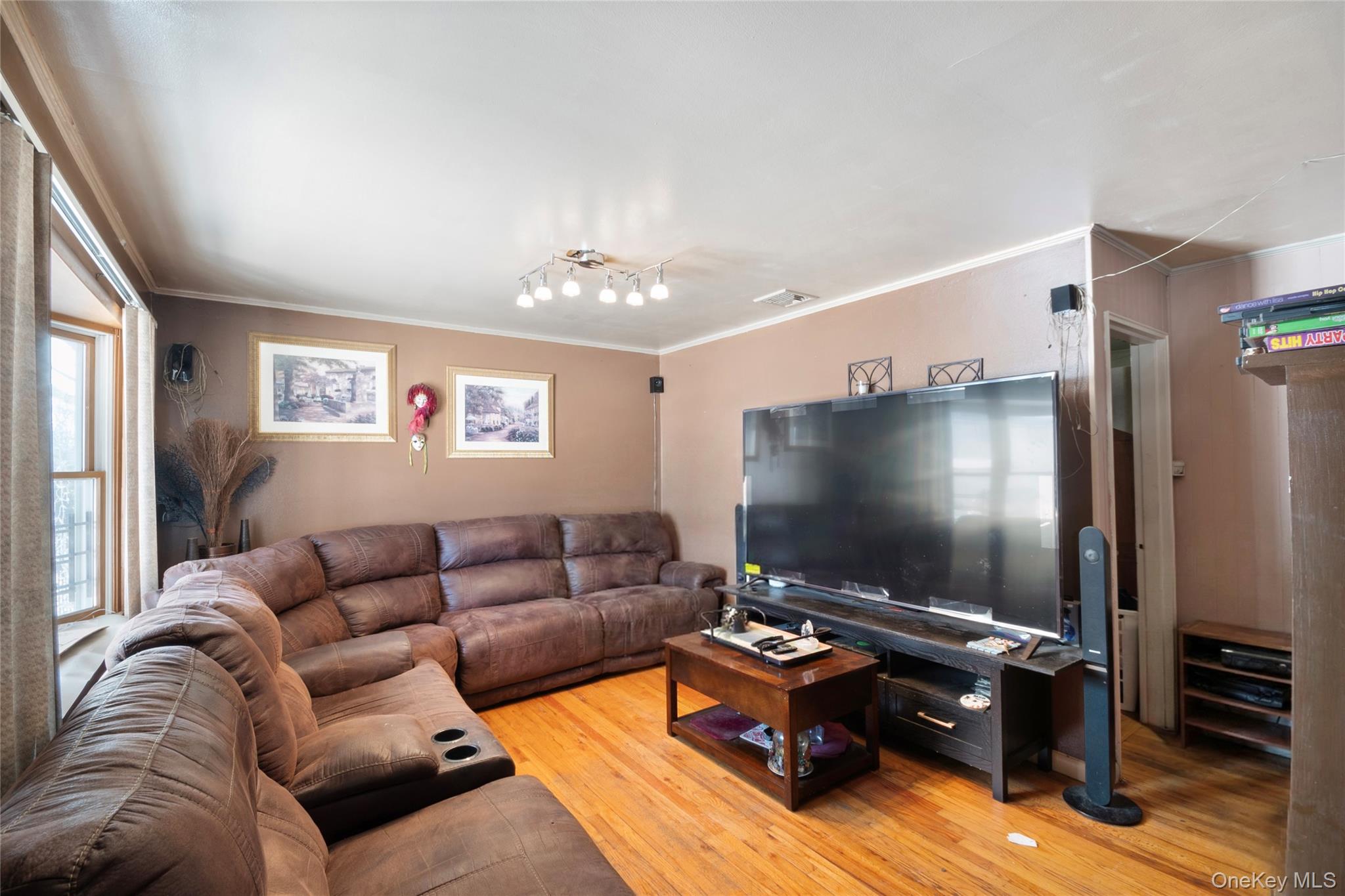 208 Charter Oaks Avenue Property Photo 3