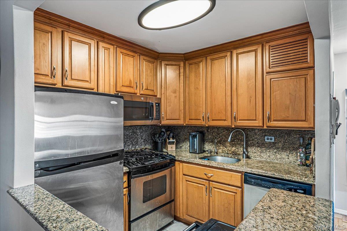 17-85 215th Street 1p Property Photo 6