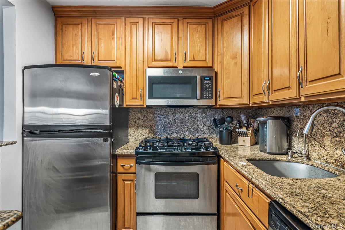 17-85 215th Street 1p Property Photo 7