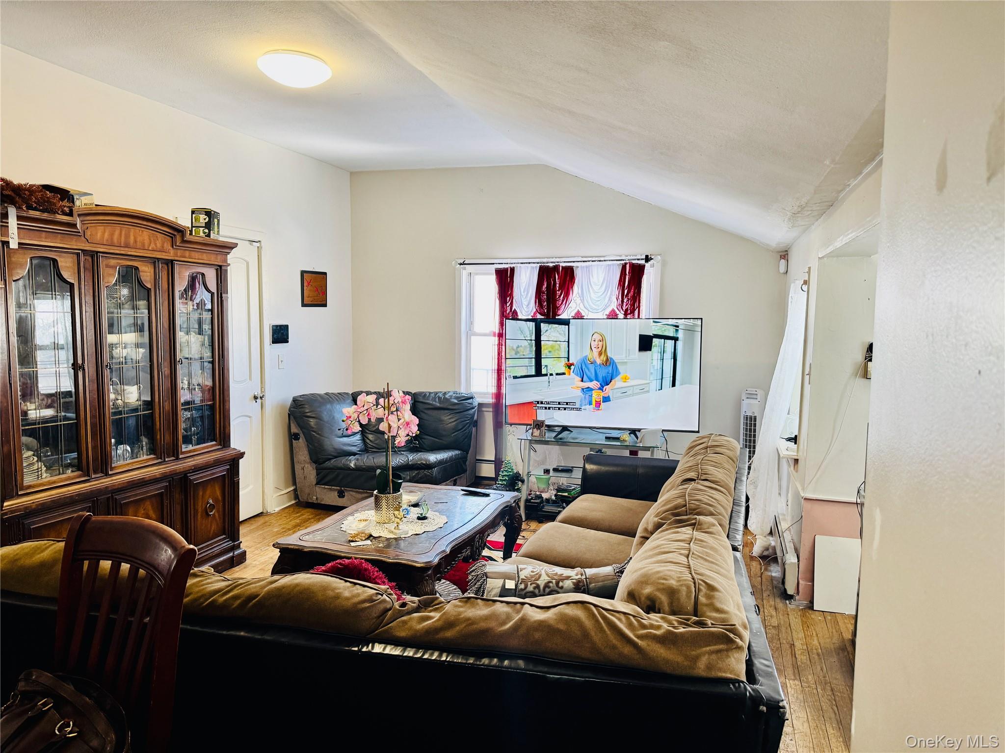 138 W Kingsbridge Road Property Photo 3