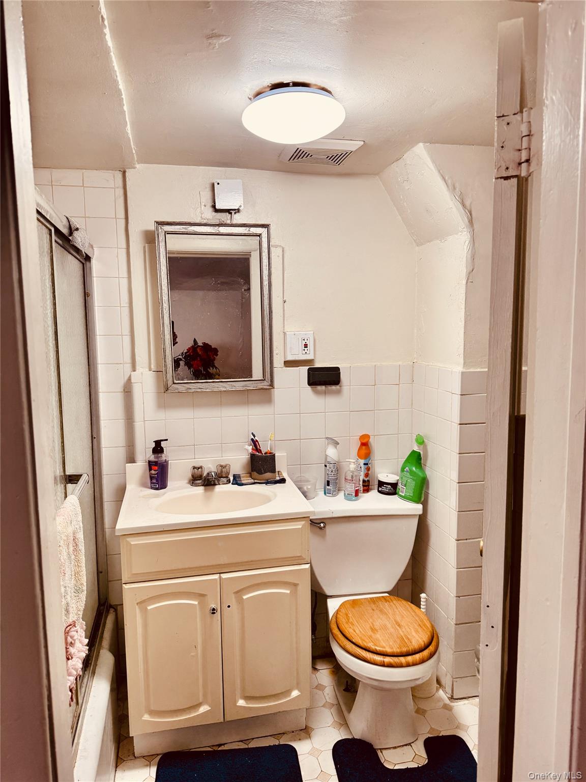 138 W Kingsbridge Road Property Photo 4