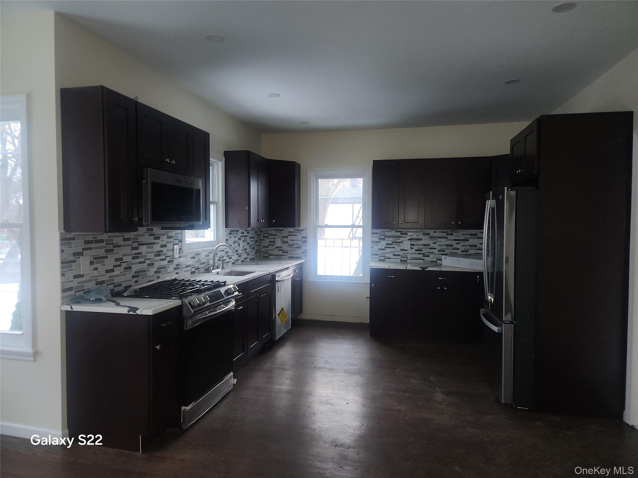 110 S 6th Avenue Property Photo 18