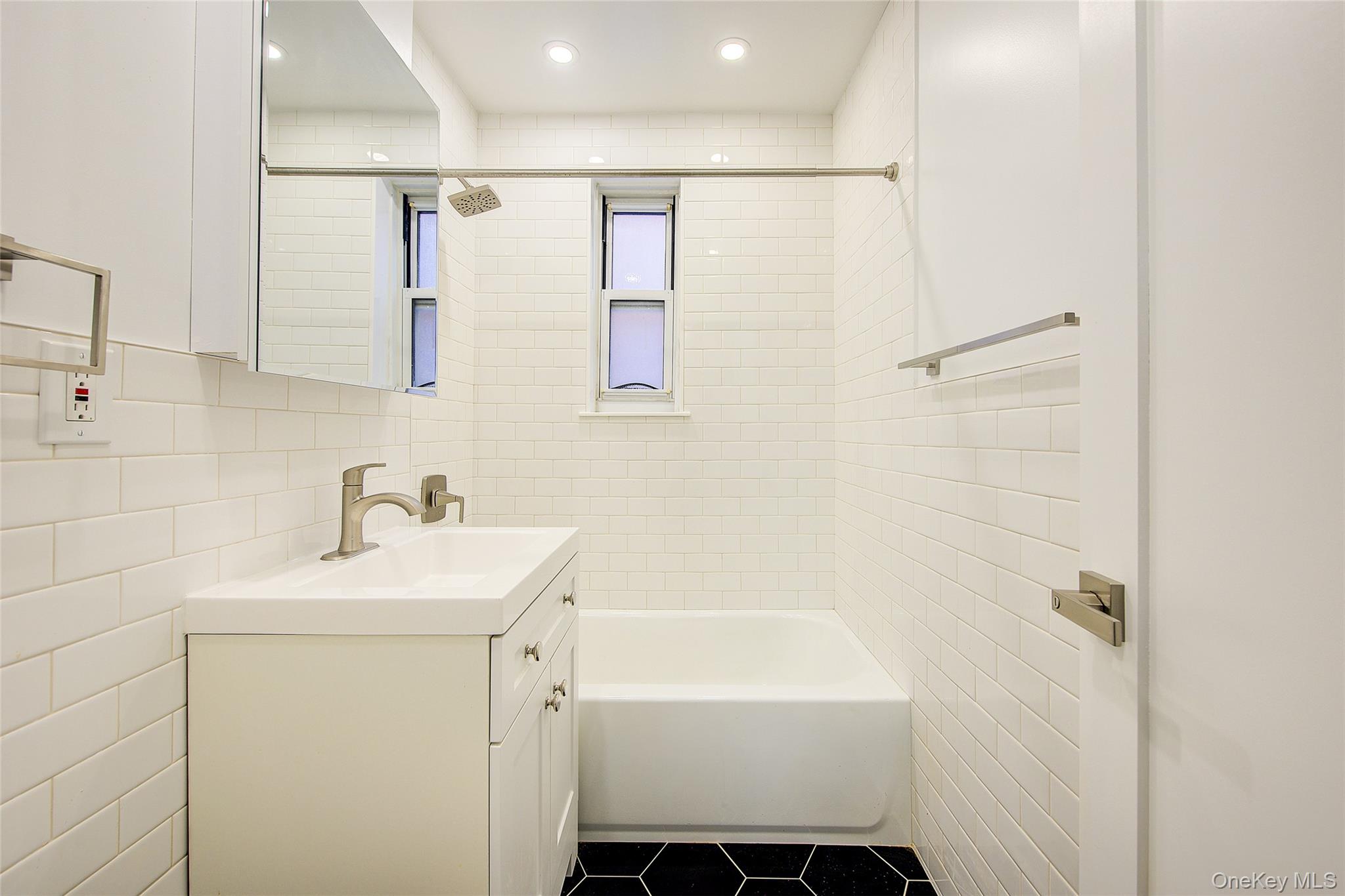 34-10 75 Street 1e Property Photo 11