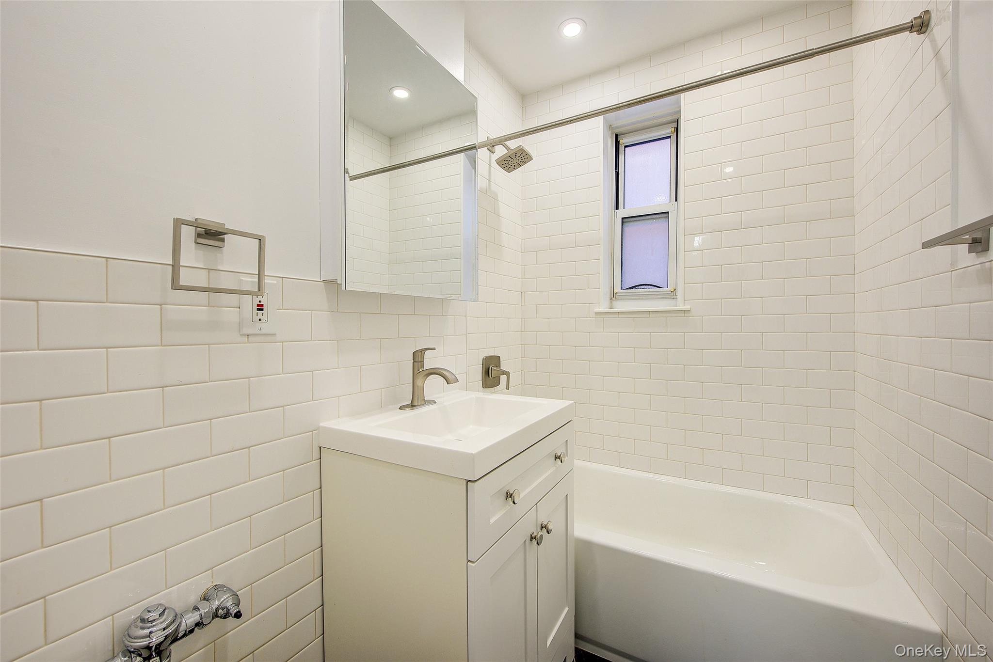 34-10 75 Street 1e Property Photo 12