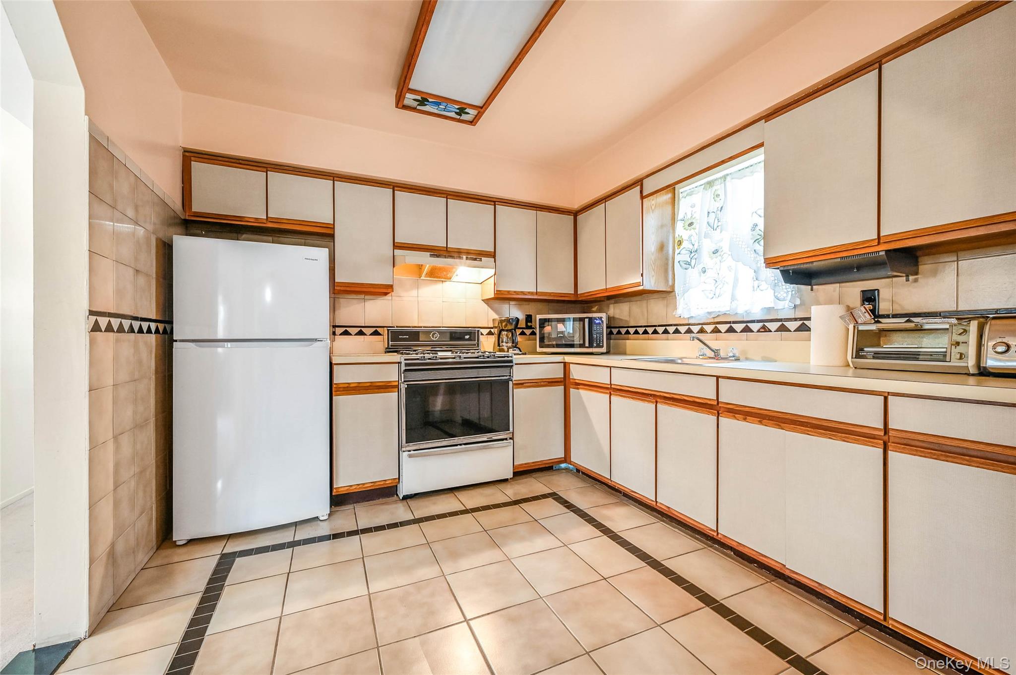 13214 Farmers Boulevard Property Photo 13