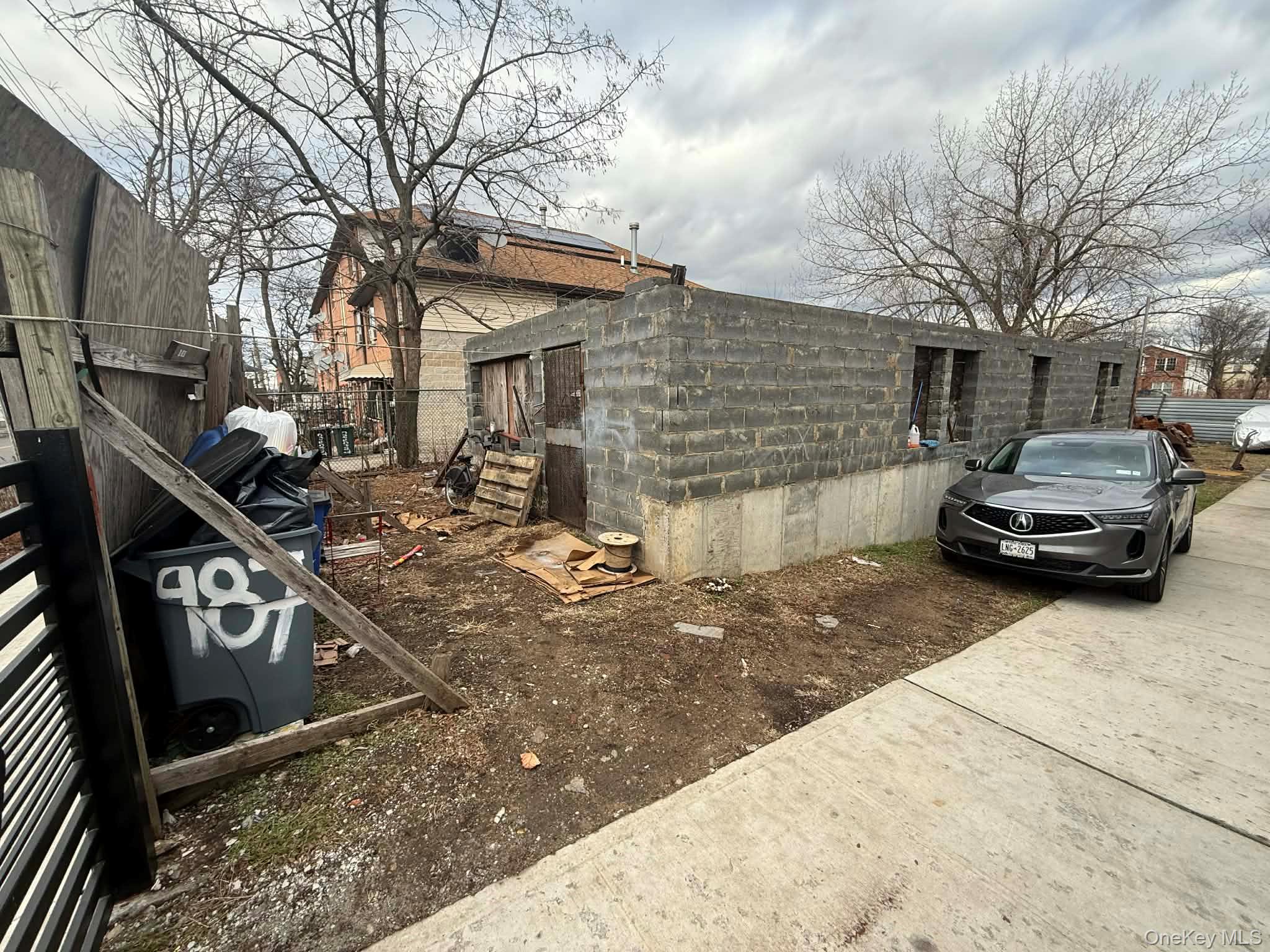 983 Crescent Street Property Photo 4