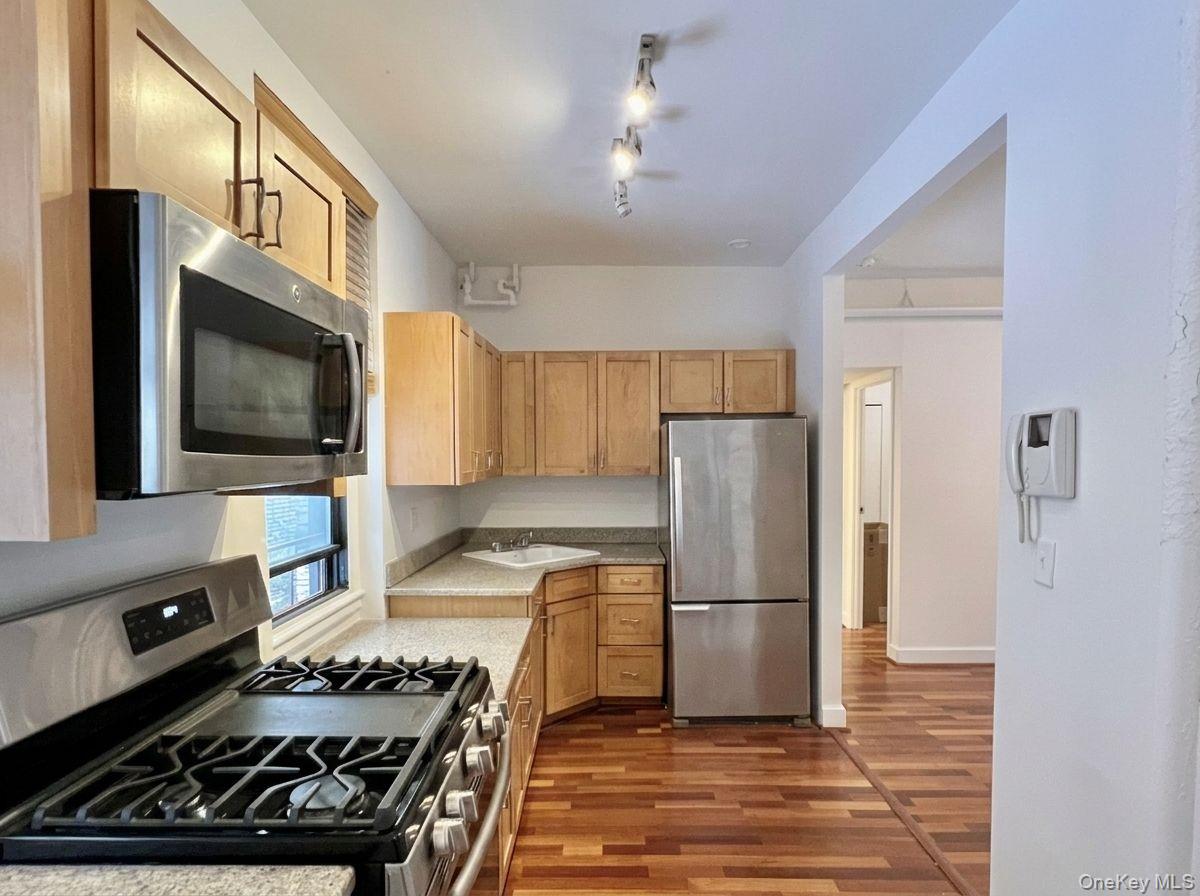 21-28 35 Street 1g Property Photo 5