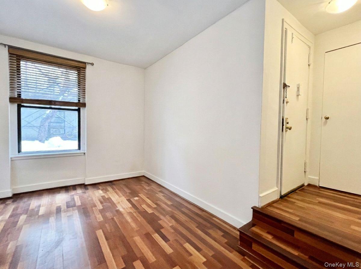 21-28 35 Street 1g Property Photo 8