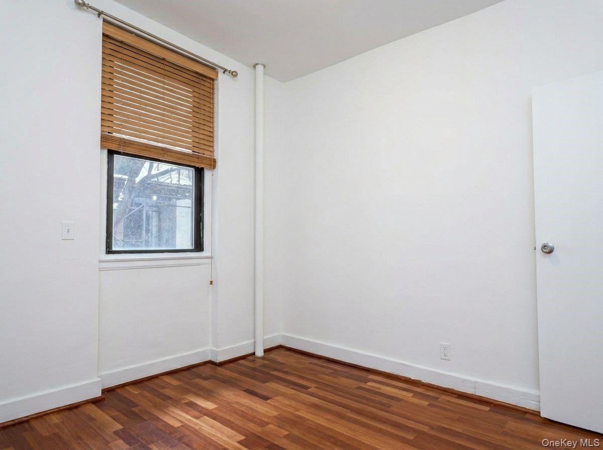 21-28 35 Street 1g Property Photo 11