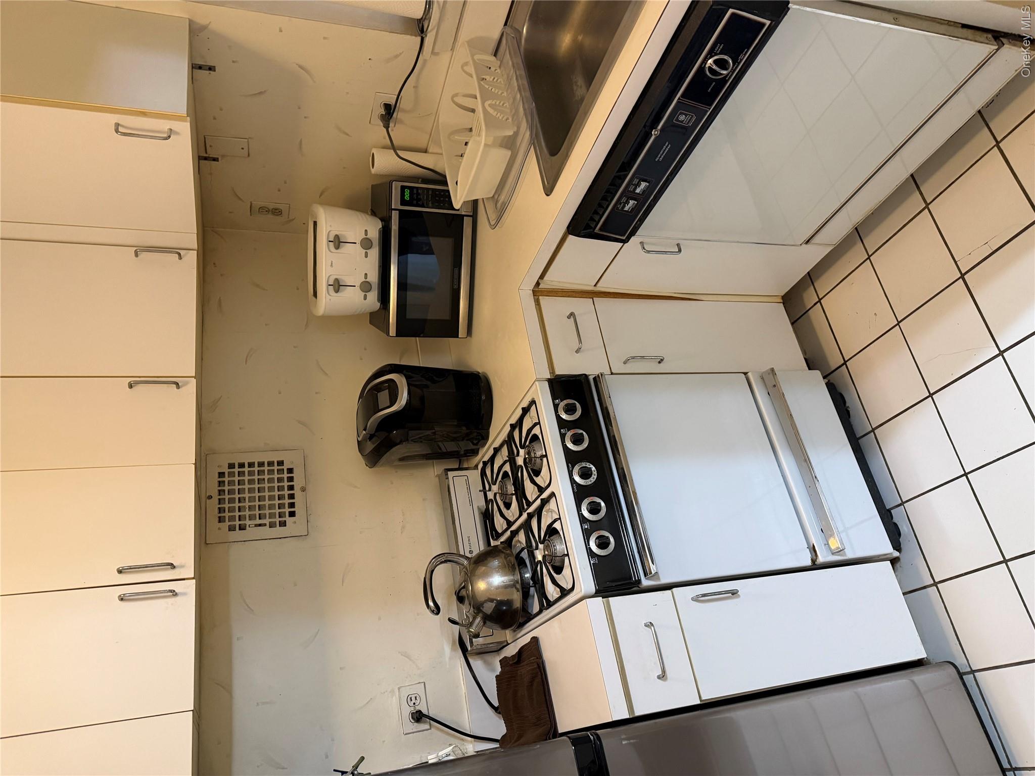 241-20 Northern Boulevard 4a Property Photo 9