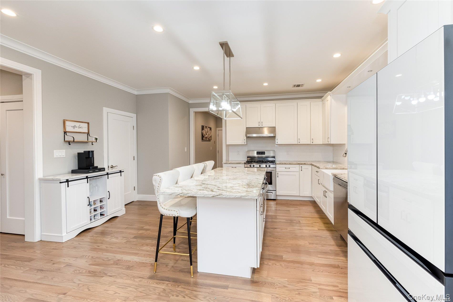 72 W Marine Avenue Property Photo 9