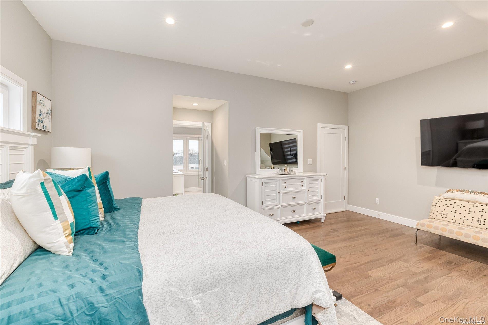 72 W Marine Avenue Property Photo 14