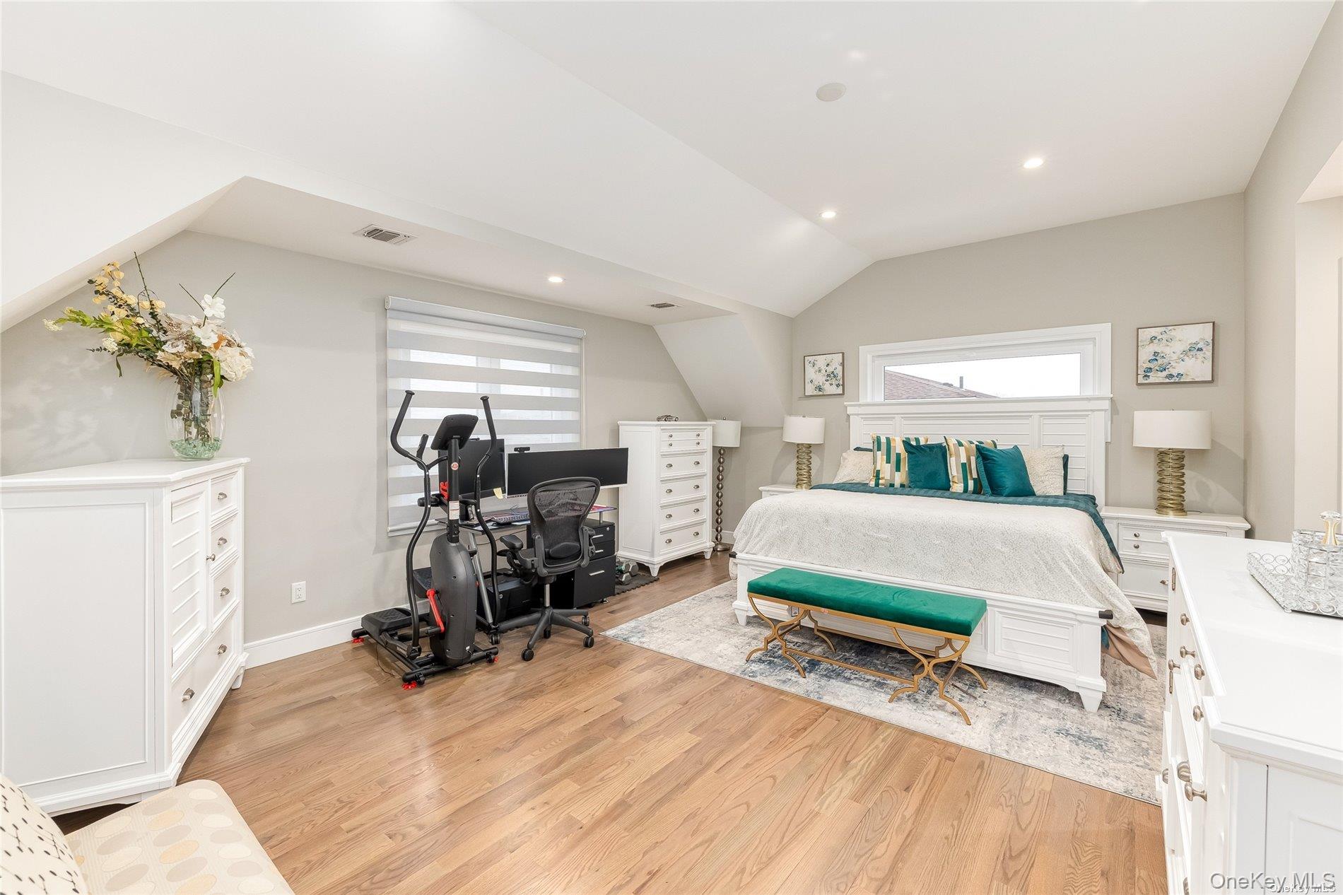72 W Marine Avenue Property Photo 15