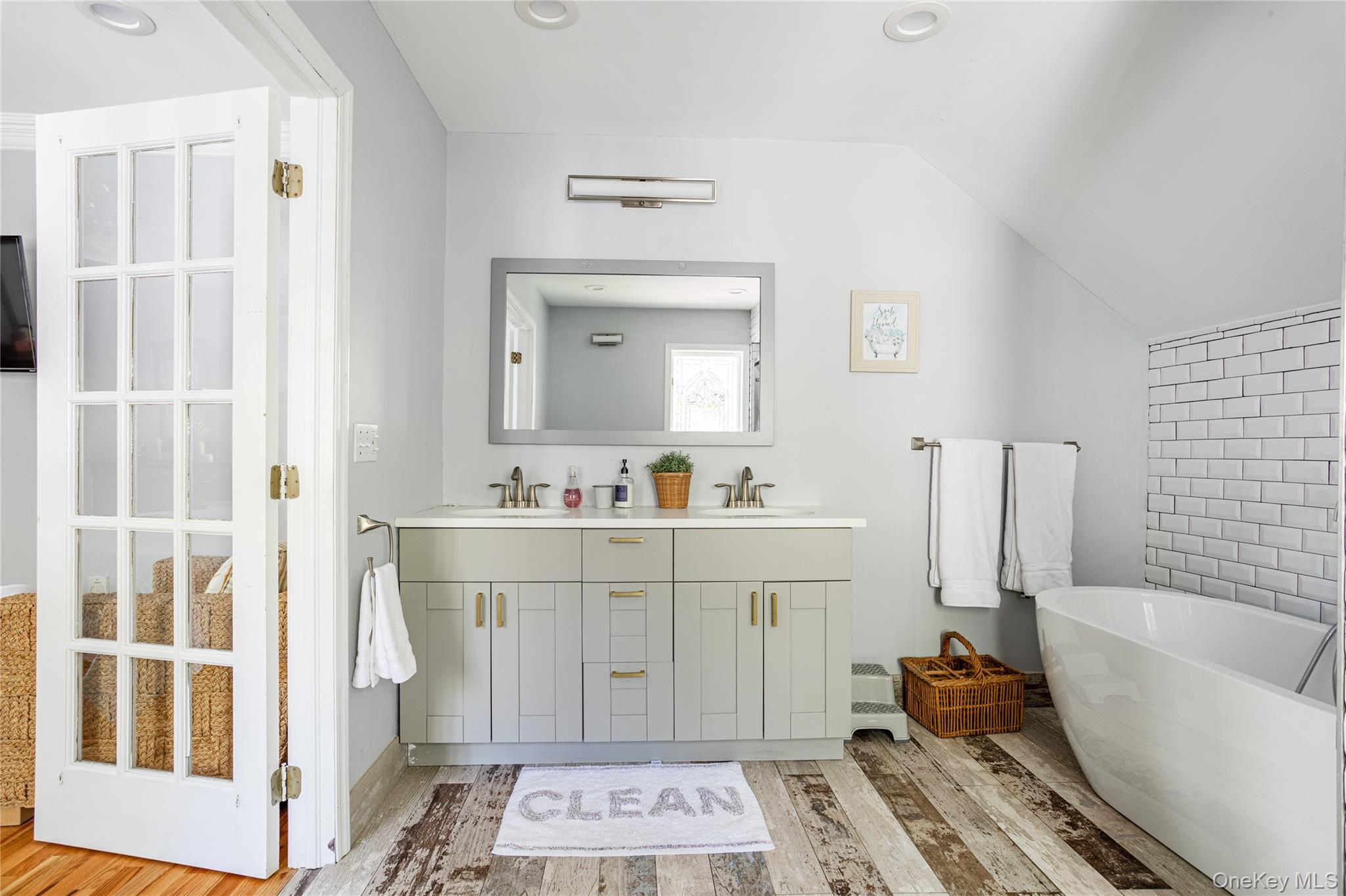 2300 Pine Tree Road Property Photo 6