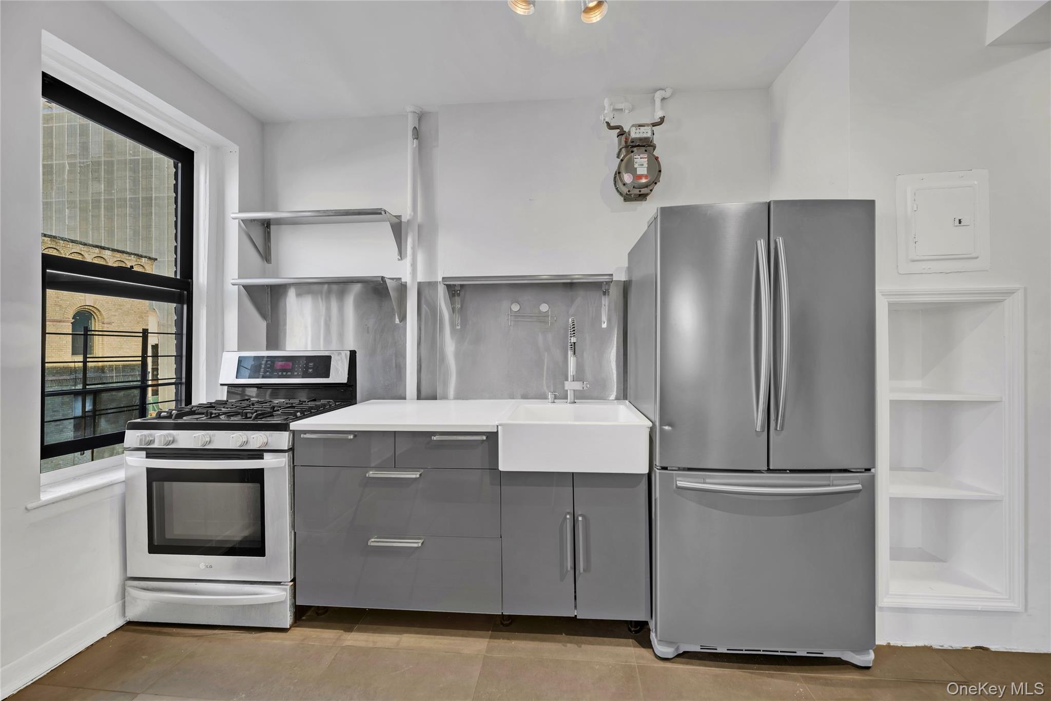 825 Walton Avenue 5g Property Photo 3