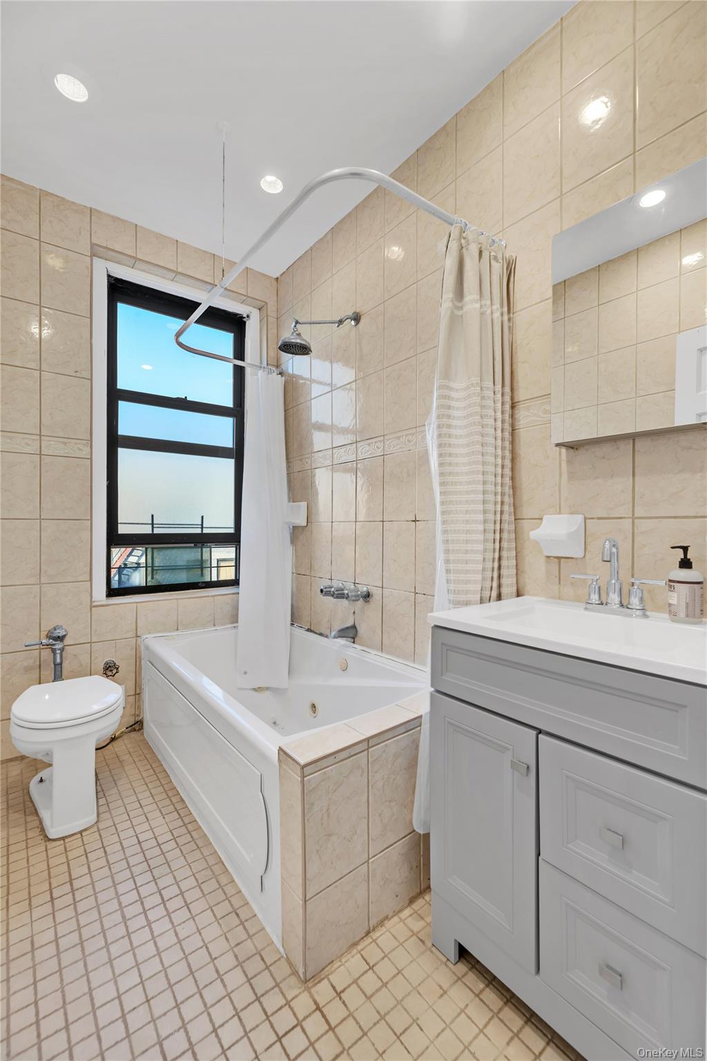 825 Walton Avenue 5g Property Photo 7