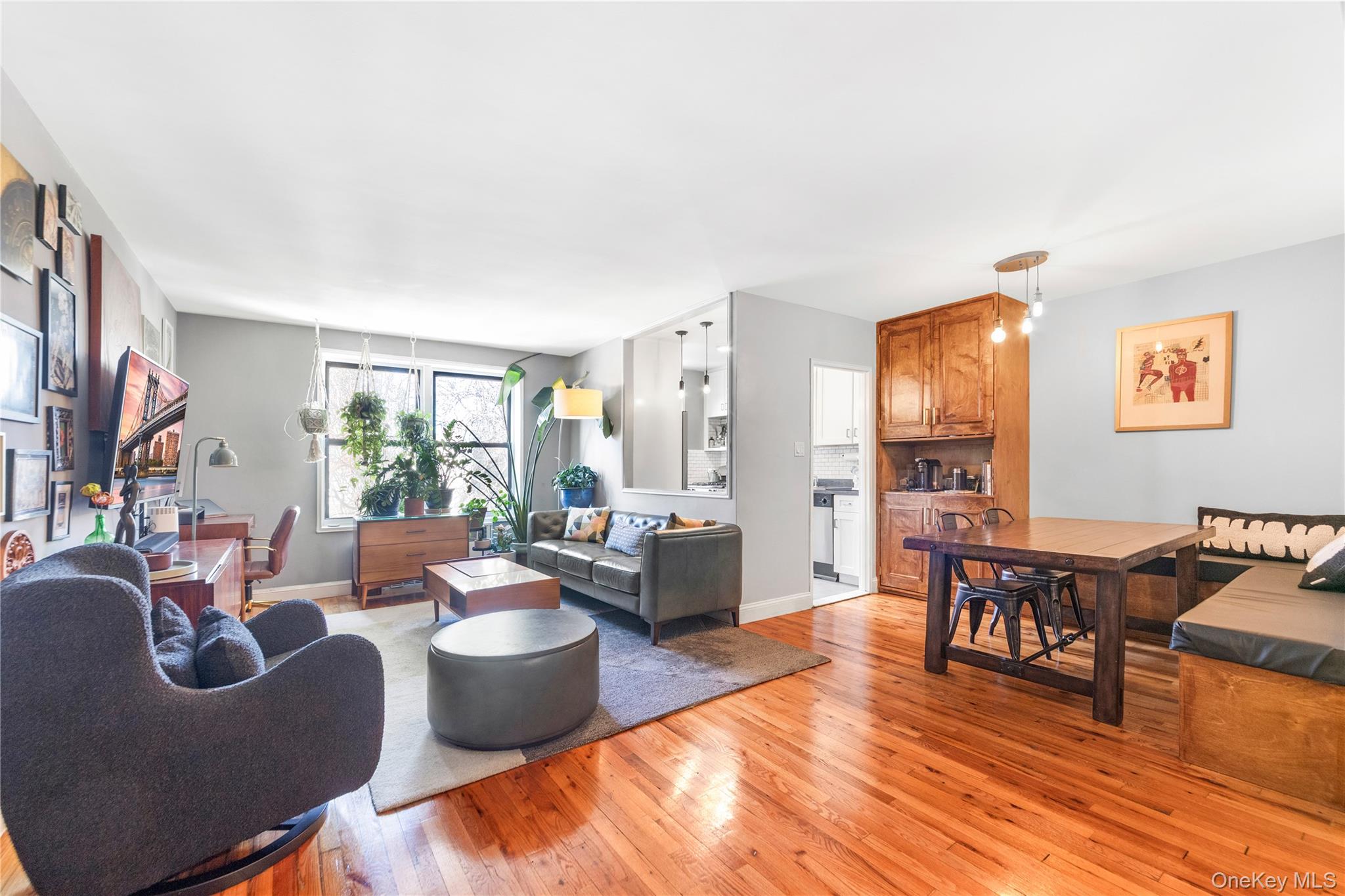 282 E 35th Street 4k Property Photo 2