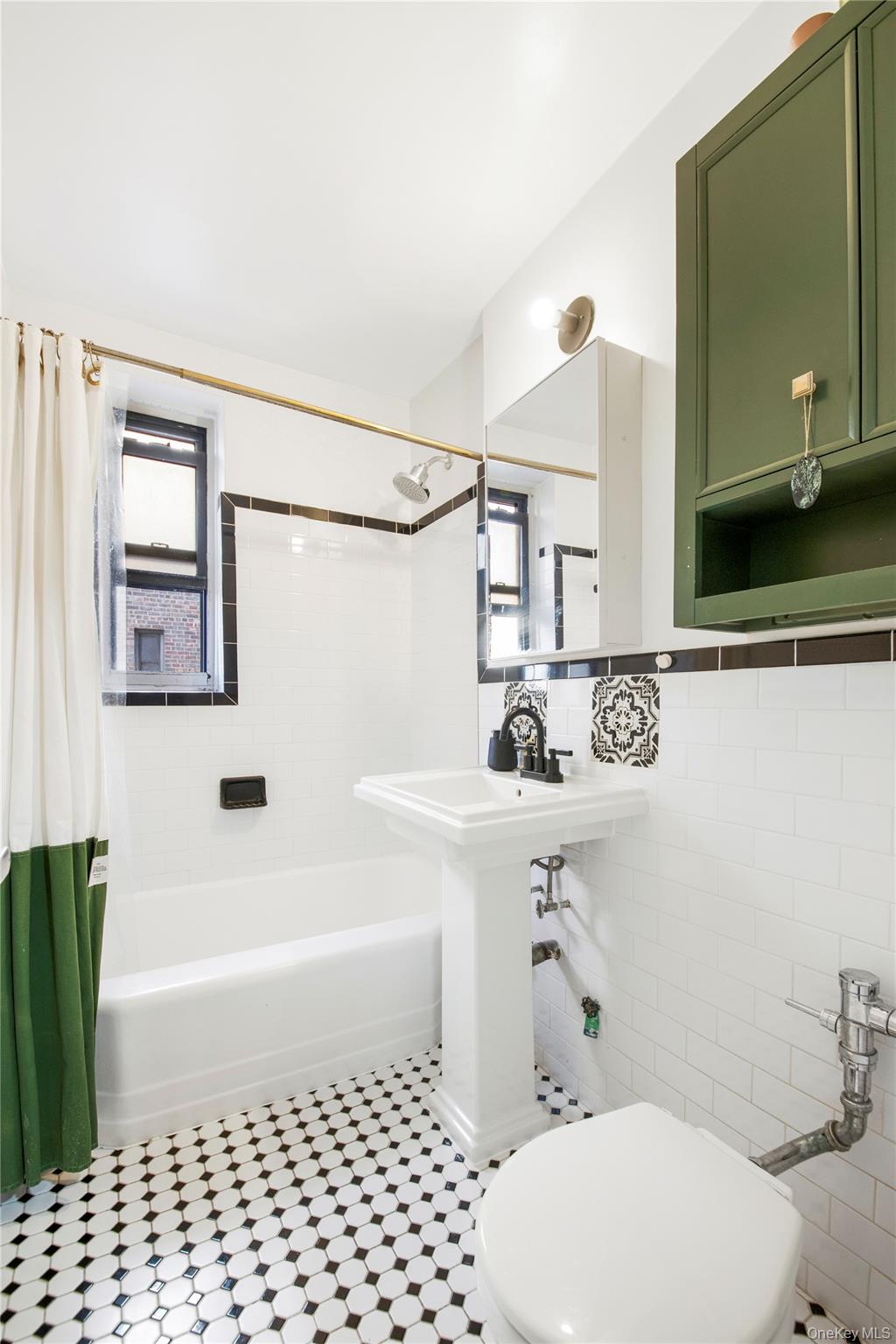 282 E 35th Street 4k Property Photo 8
